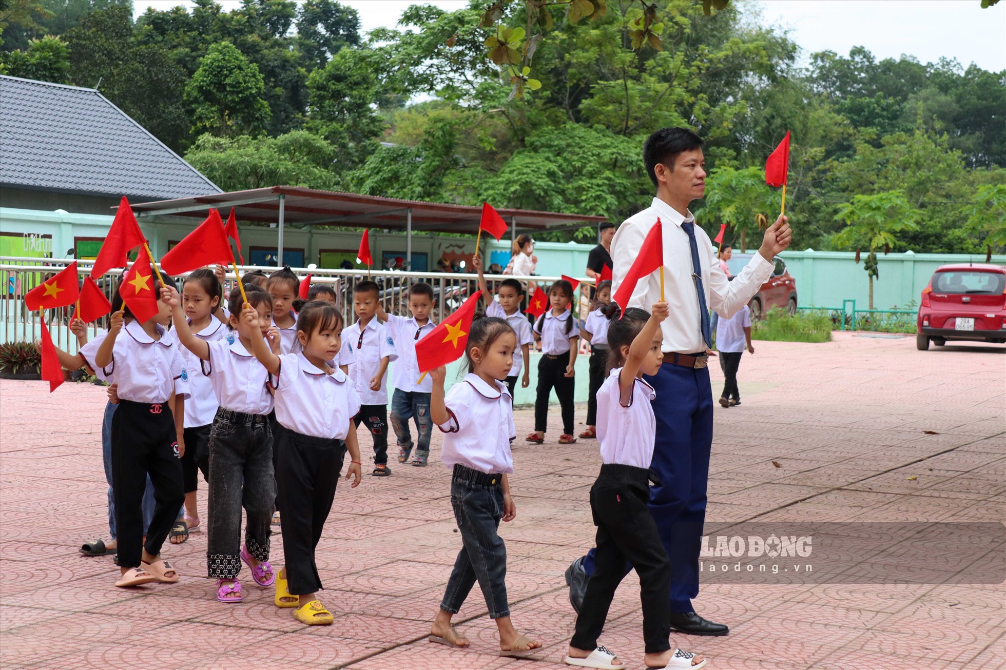 Thầy Phạm Trung Thành - Hiệu trưởng Trường TH&THCS Ngòi Hoa cho biết: “100% học sinh tại vùng lòng hồ Hòa Bình khi học tại trường đều được nhận các chính sách ưu đãi về học phí, hỗ trợ trang thiết bị học tập,... Từ đó giúp các em học tập tốt hơn, gia đình yên tâm hơn“.