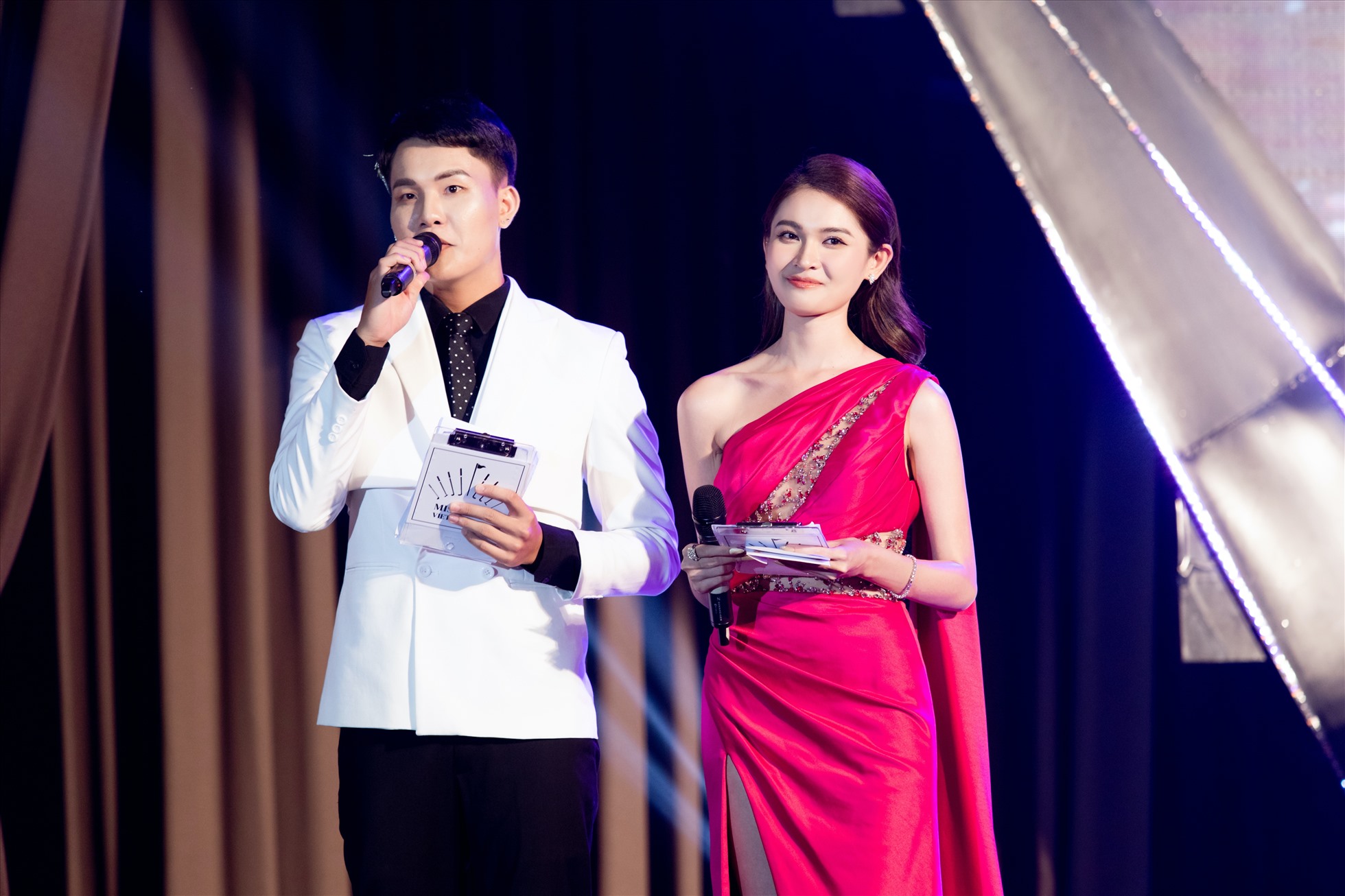 Ở phần sau chương trình, Á hậu Việt Nam 2016 tiếp tục thu hút sự chú ý qua bộ váy lệch vai của nhà thiết kế Võ Thanh Can. Ảnh: NSCC.
