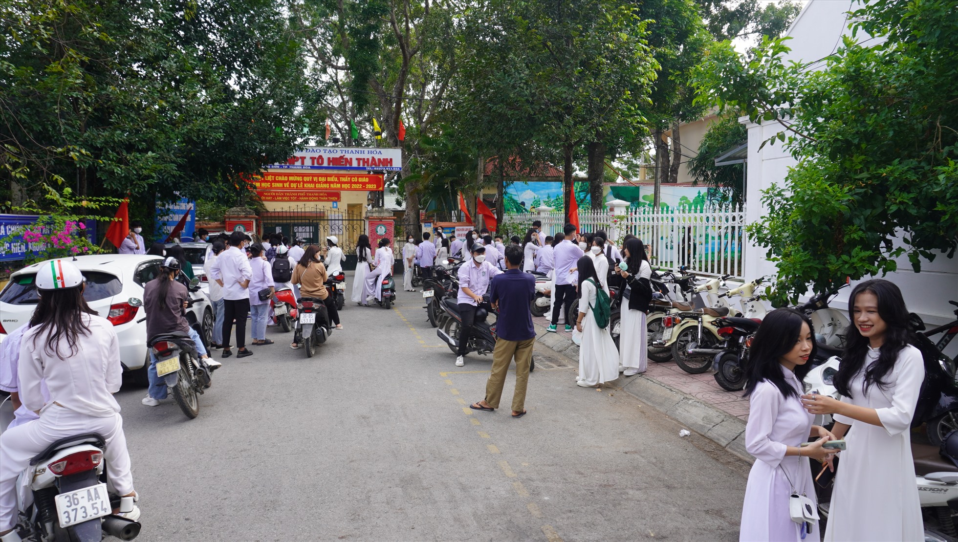 Nhiều học sinh không thể vào dự Lễ khai giảng tại Trường THPT Tô Hiến Thành, TP.Thanh Hóa, tỉnh Thanh Hóa trong sáng ngày 5.9. Ảnh: Q.D