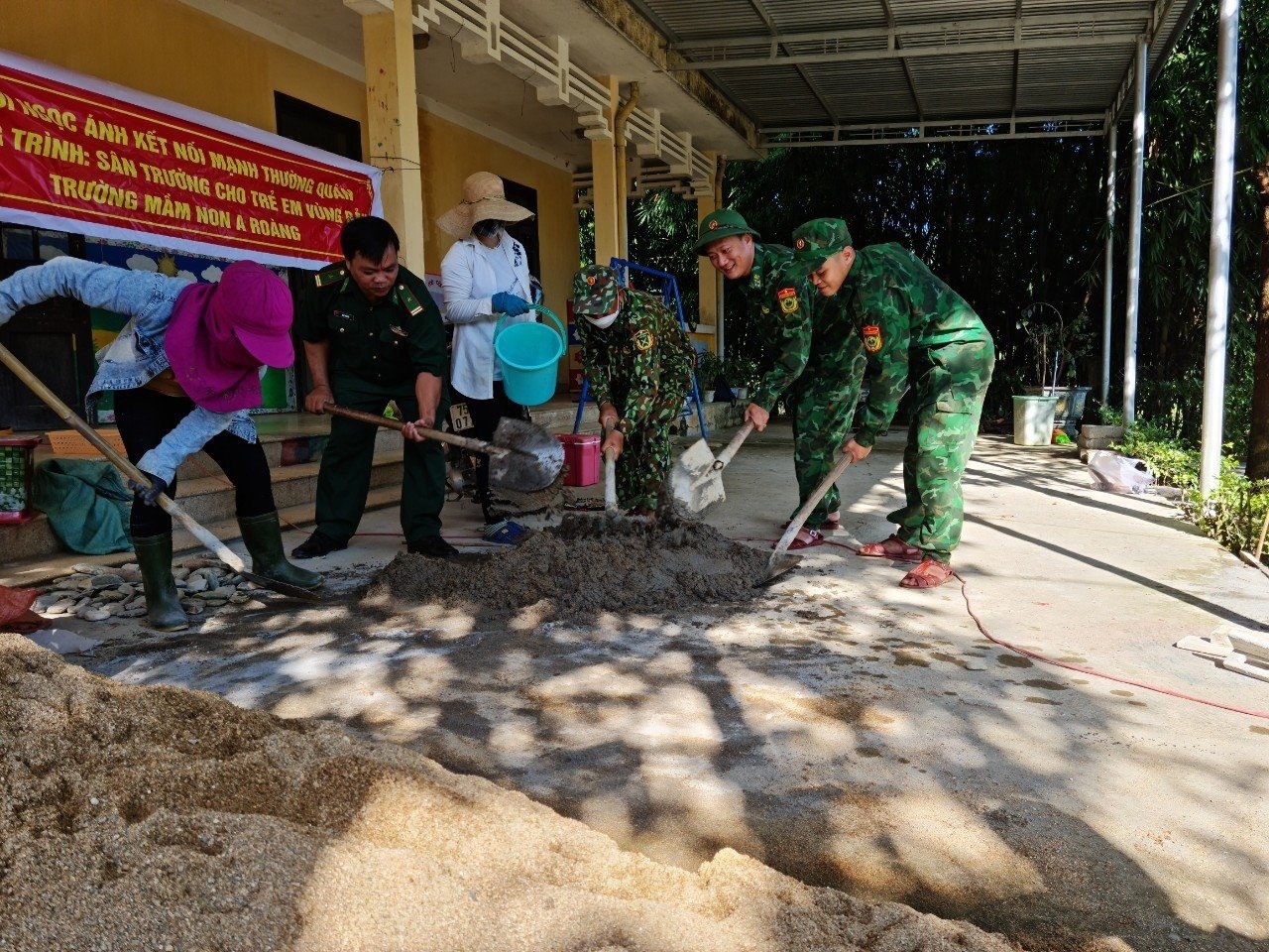 Trước thềm năm học mới, các đơn vị BĐBP đã hỗ trợ các trường học đóng chân trên địa bàn tu sửa trường lớp chuẩn bị cho năm học mới.