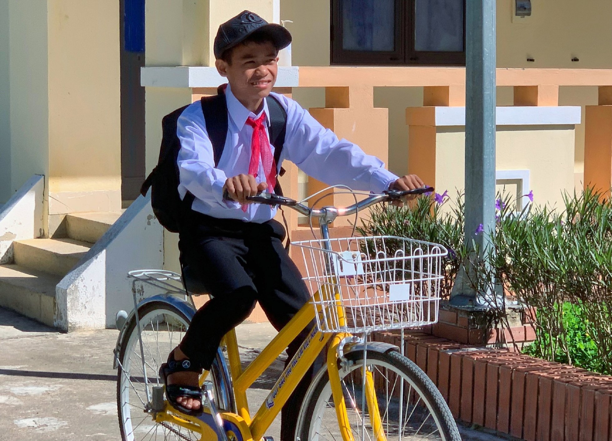 Niềm vui khi tới trường của em Lê Thanh Tùng, Con nuôi đồn biên phòng cửa khẩu Hồng Vân khi được ngồi trên chiếc xe đạp mơ ước.