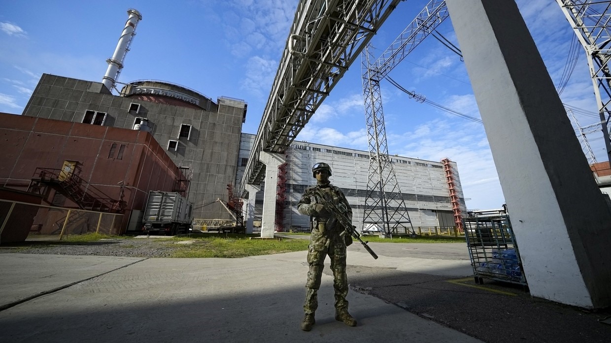 Một quân nhân Nga đứng gác gần nhà máy điện hạt nhân Zaporizhzhia. Ảnh: AP