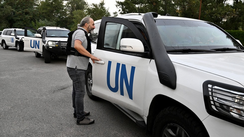 Xe chở các thành viên của IAEA rời thành phố Zaporozhye. Ảnh: AFP