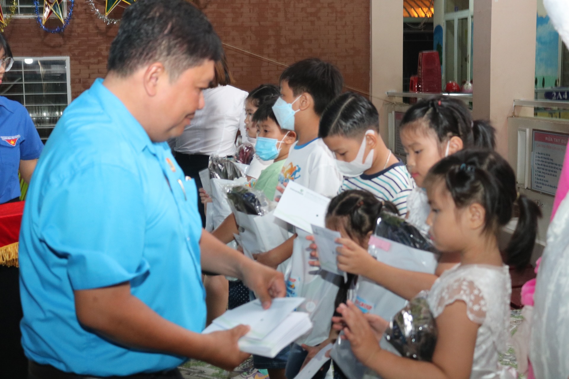 Trao quà cho các em học sinh