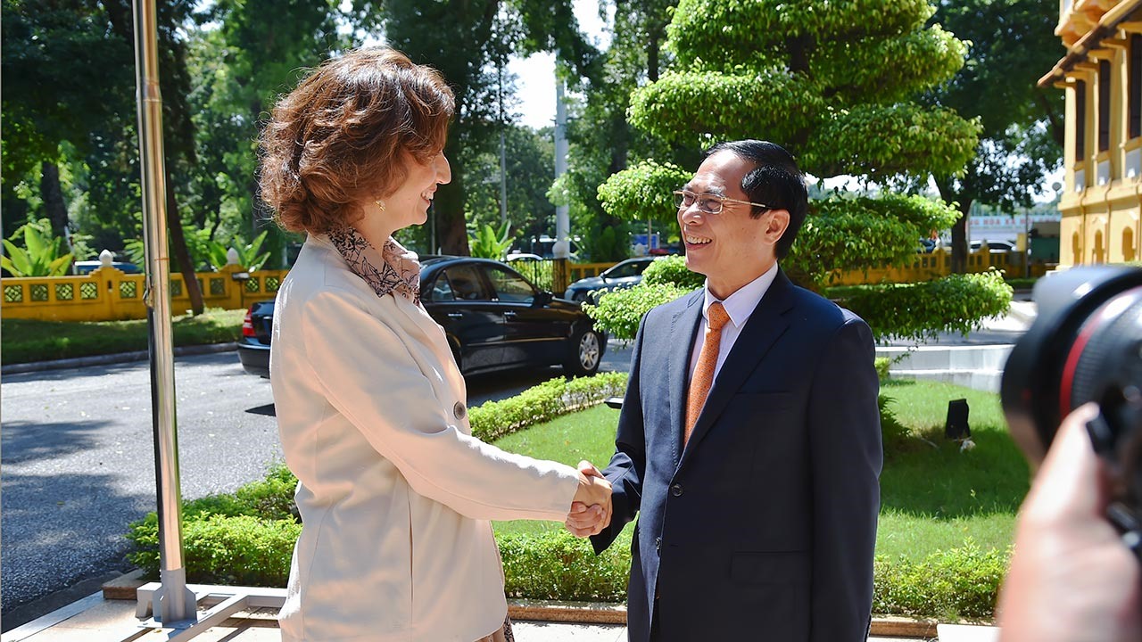 Bộ trưởng Bùi Thanh Sơn hoan nghênh chuyến thăm chính thức Việt Nam đầu tiên của bà Tổng Giám đốc UNESCO. Ảnh: Bộ Ngoại giao