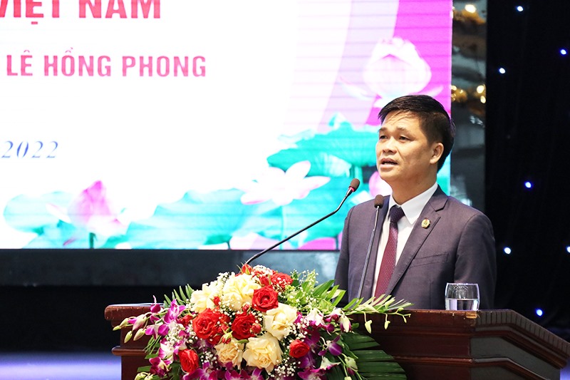 Phó Chủ tịch Tổng Liên đoàn Lao động Việt Nam Ngọ Duy Hiểu tham luận nội dung đồng chí Lê Hồng Phong với giai cấp công nhân Việt Nam. Ảnh: PQ