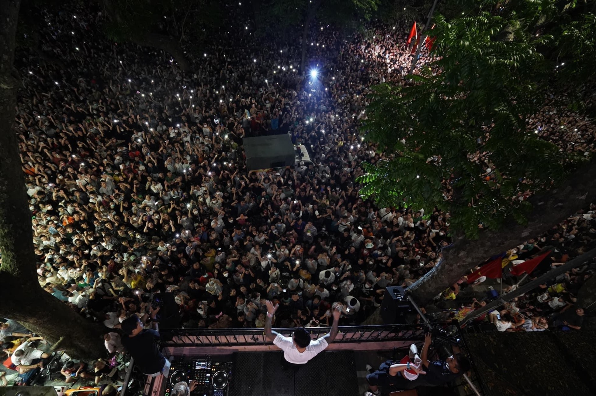 Hàng nghìn khán giả tập trung ở phố đi bộ nghe ca sĩ Tuấn Hưng hát. Ảnh: FBNV