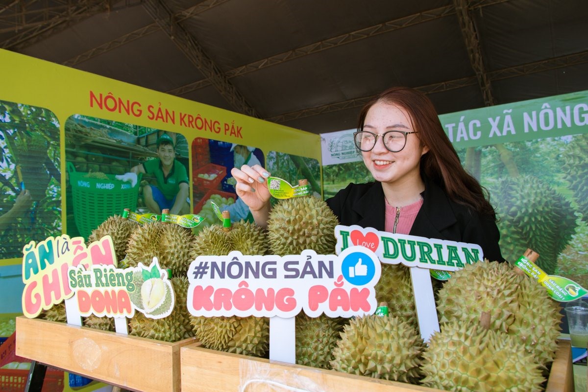 Sầu riêng được bày bán tại hội chợ. Ảnh: Báo Đắk Lắk điện tử