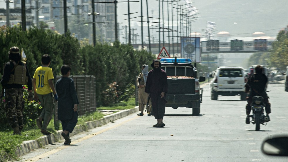 Các tay súng Taliban đứng gác dọc một con đường gần Đại sứ quán Nga sau vụ tấn công liều chết ở Kabul ngày 5.9.2022. Ảnh: AFP