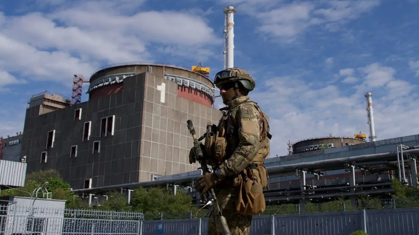 Quân nhân Nga đứng gác tại nhà máy điện hạt nhân Zaporizhzhia, ngày 1.5.2022. Ảnh: AFP