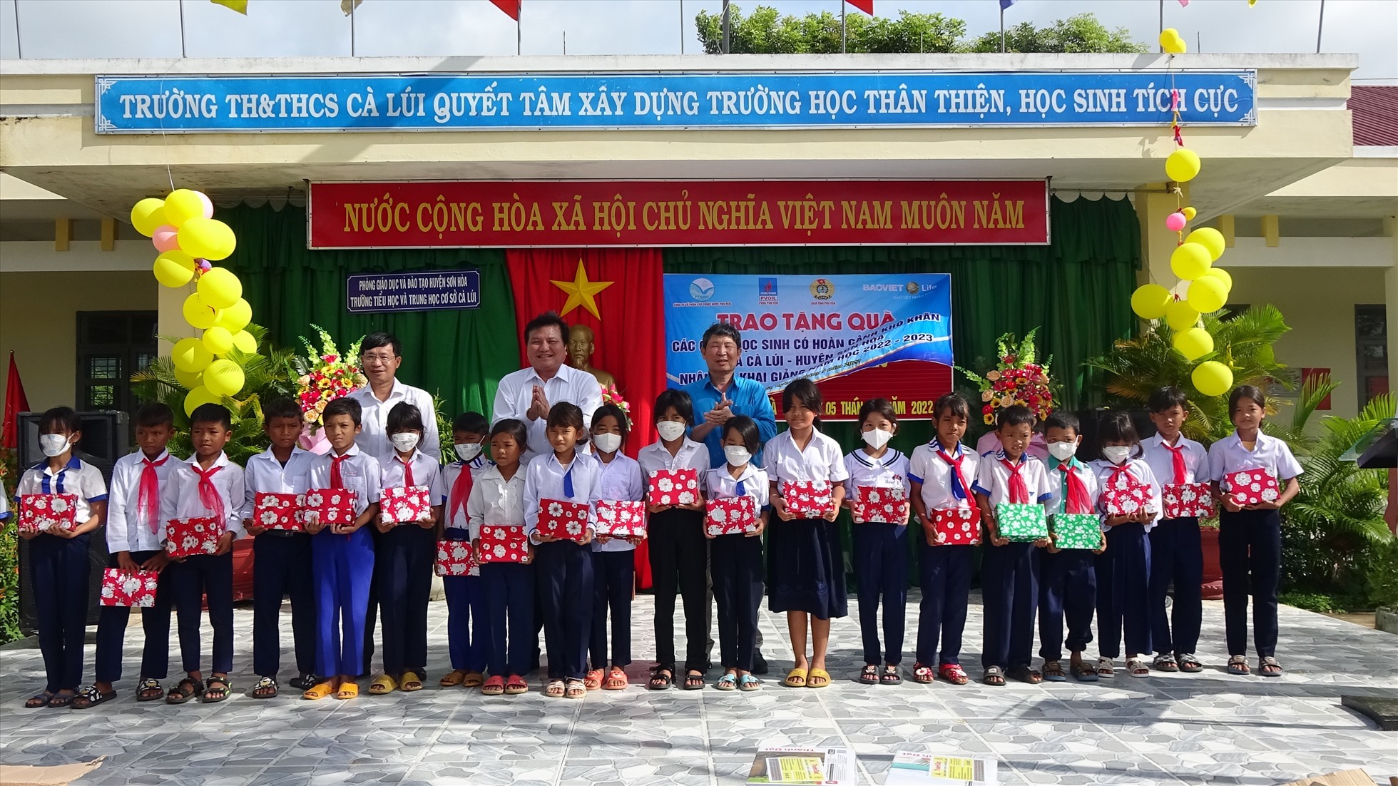 3.000 tập vở mới được LĐLĐ tỉnh Phú Yên và các mạnh thường quân trao cho các em học sinh khó khăn Trường TH&THCS Cà Lúi trong lễ khai giảng. Ảnh: M.Tuấn