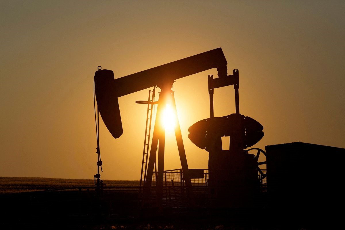 Giá dầu tăng 3% ngày 5.9. Ảnh: Reuters