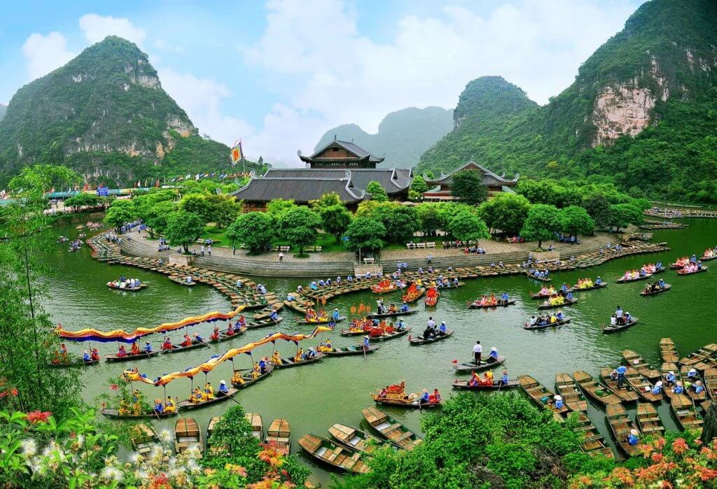 Thắng cảnh Tràng An, Ninh Bình mùa lễ hội. Ảnh: vntrip
