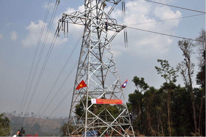 Đường dây nhập khẩu điện từ Lào. Ảnh: Thế Trung
