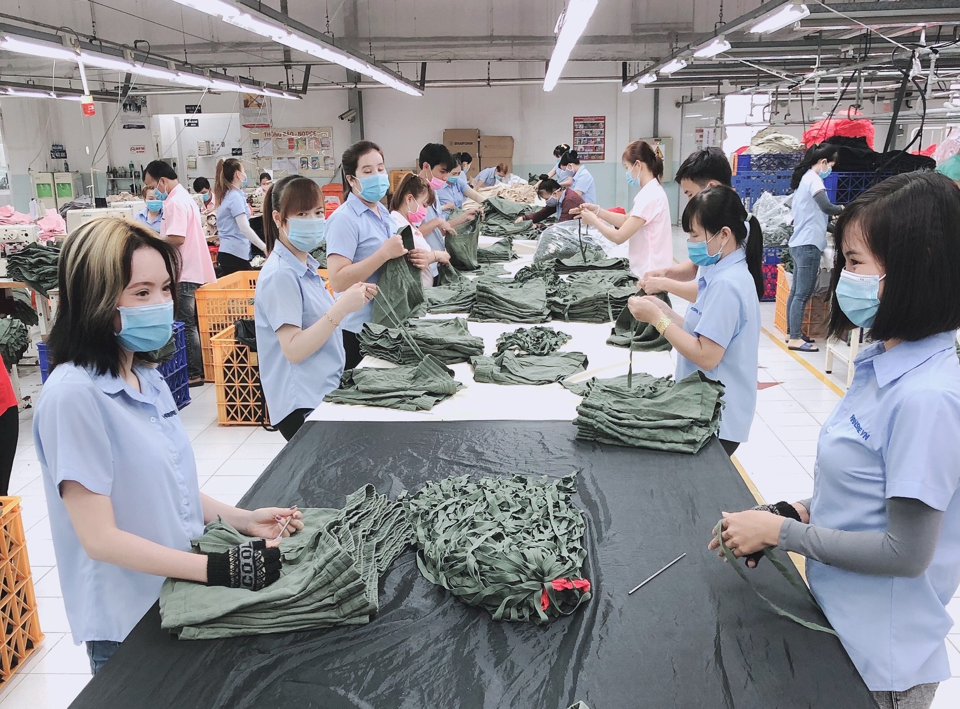 Do ít đơn hàng, công nhân Công ty Hansae Việt Nam cũng bị ảnh hưởng đến việc làm, thu nhập. Ảnh: Đức Long