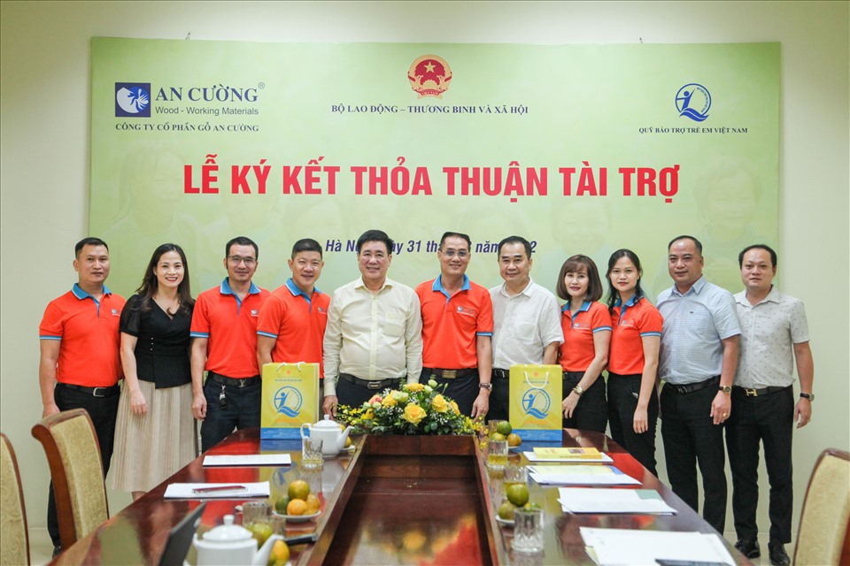 Các đại diện của Gỗ An Cường và Quỹ Bảo trợ trẻ Em Việt Nam cùng chụp hình lưu niệm tại lễ ký kết thỏa thuận tài trợ.