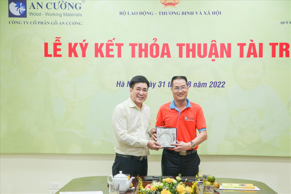 Quỹ Bảo trợ trẻ em Việt Nam tặng quà lưu niệm cho Gỗ An Cường