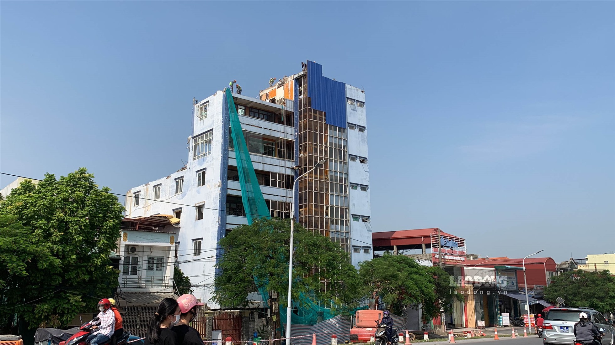 Tòa nhà 8 tầng còn lại của khách sạn Hải Yến chính thức tháo dỡ. Ảnh: Thiên Hà.