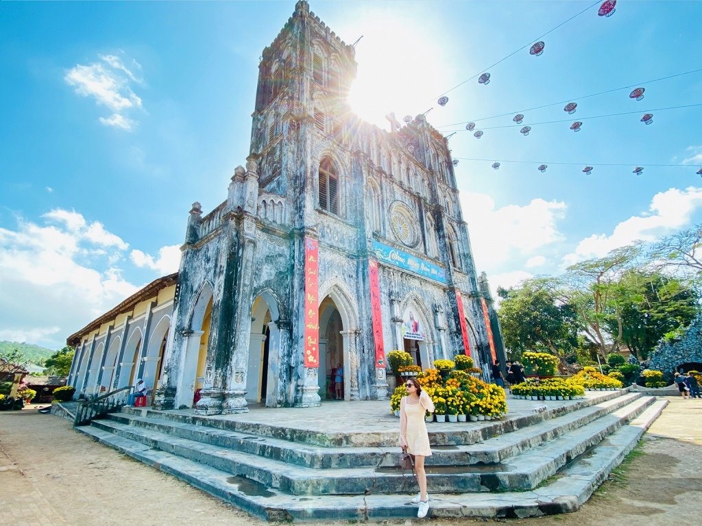 Nhà thờ Mằng Lăng. Nhà thờ cách trung tâm TP Tuy Hòa khoảng 35km về phía Bắc. Khuôn viên nhà thờ rộng 5.000m2 được sơn trắng đã phủ rêu phong, ngả màu đen uy nghiêm, cổ kính. Ảnh: Tripzone