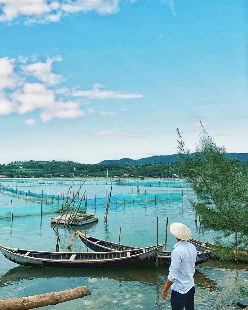 Đầm Ô Loan. Đầm nước lợ rộng lớn này nằm dọc theo đường quốc lộ 1A, dưới chân ngọn đèo Quán Cau, thuộc thị trấn Chí Thạnh, Tuy An, Phú Yên, cách trung tâm thành phố Tuy Hòa khoảng 22km về phía Bắc. Ảnh: Travelgear