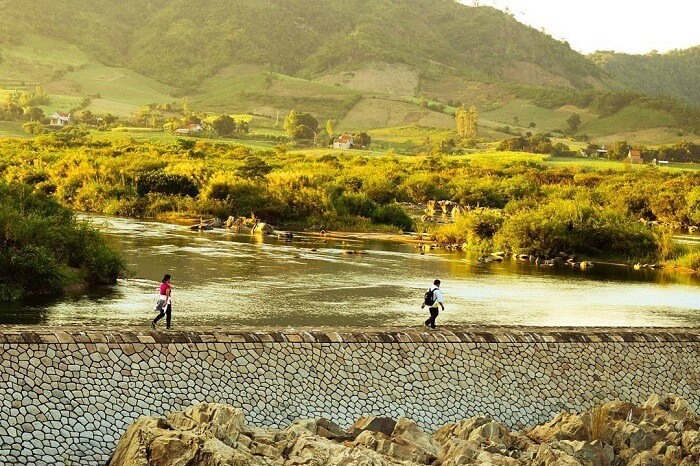 Đập Đồng Cam. Với chiều dài 688m, nằm ở phía Tây huyện Phú Hòa, đập Đồng Cam không chỉ có giá trị về mặt kinh tế mà còn là điểm du lịch hút khách tham quan. Phía trên đập là hồ nước phẳng lặng, trải rộng hàng trăm ha hớp hồn du khách khi chiêm ngưỡng. Khi nước rút, du khách có thể đi bộ trên đập hoặc tranh thủ chụp những kiểu ảnh cực ấn tượng tại đây. Ảnh: Lữ hành Việt Nam