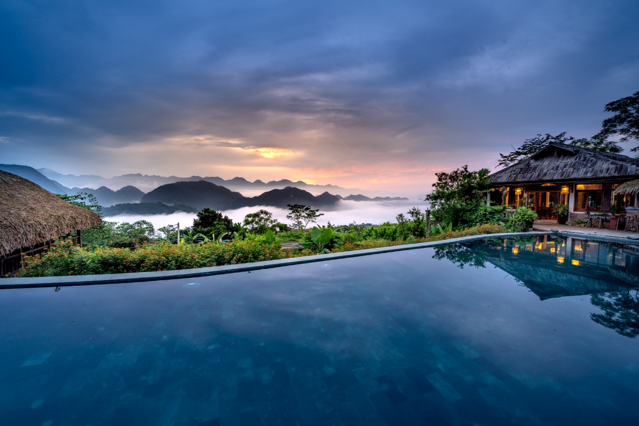Bể bơi vô cực lấy nguồn nước suối có view tuyệt đẹp. Ảnh: Fanpage Pù Luông Eco Garden.