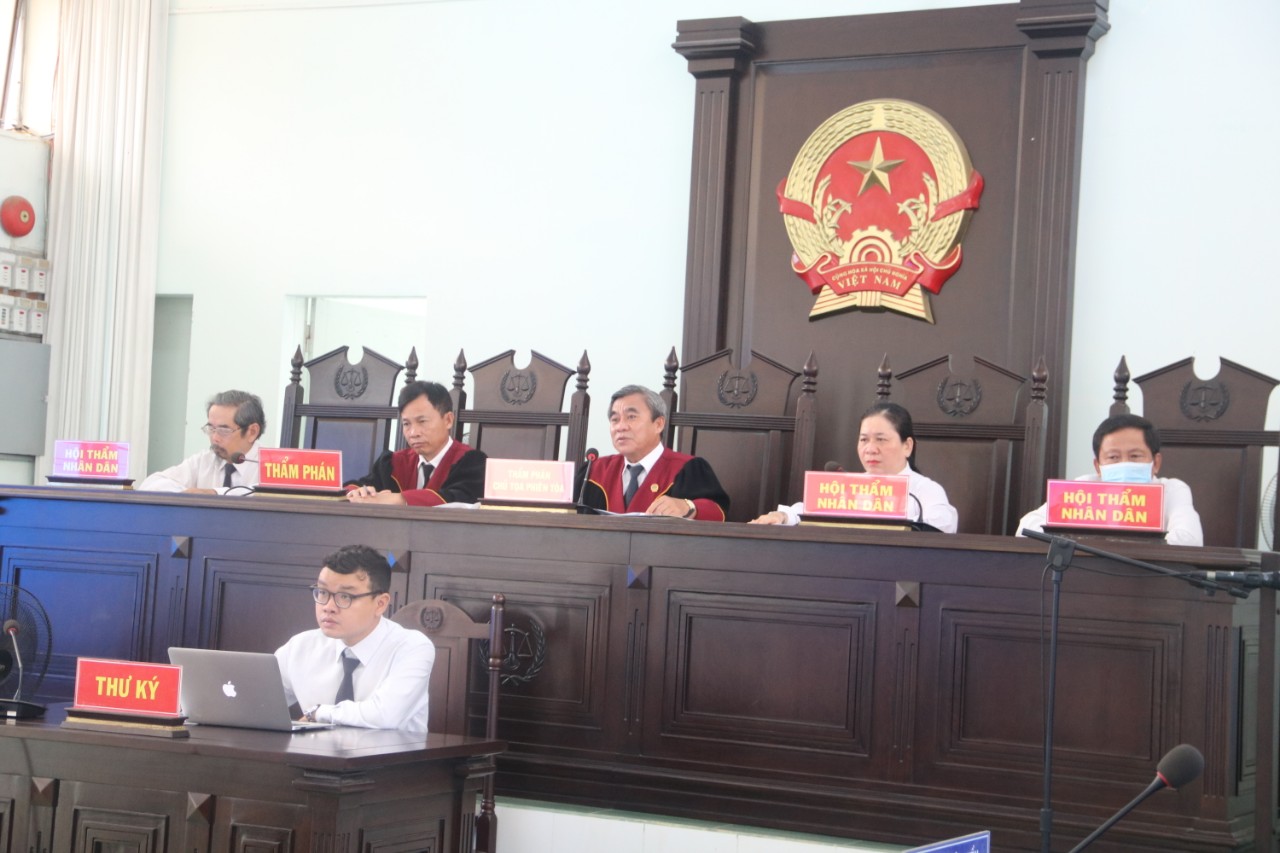 Hội đồng xét xử tại Tòa án nhân dân tỉnh Bình Thuận. Ảnh: DT