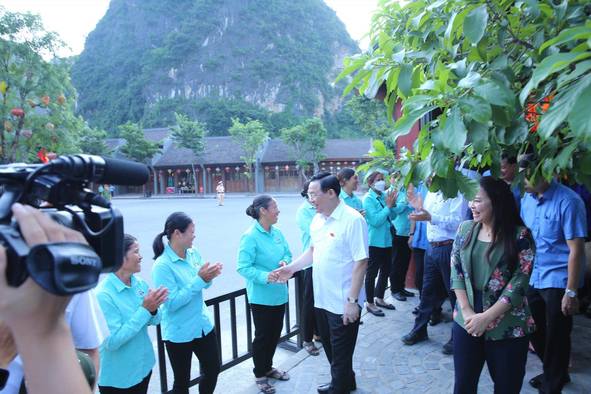 Chủ tịch Quốc hội Vương Đình Huệ thăm hỏi người lao động chèo đò tại Khu du lịch sinh thái Tràng An. Ảnh: NT