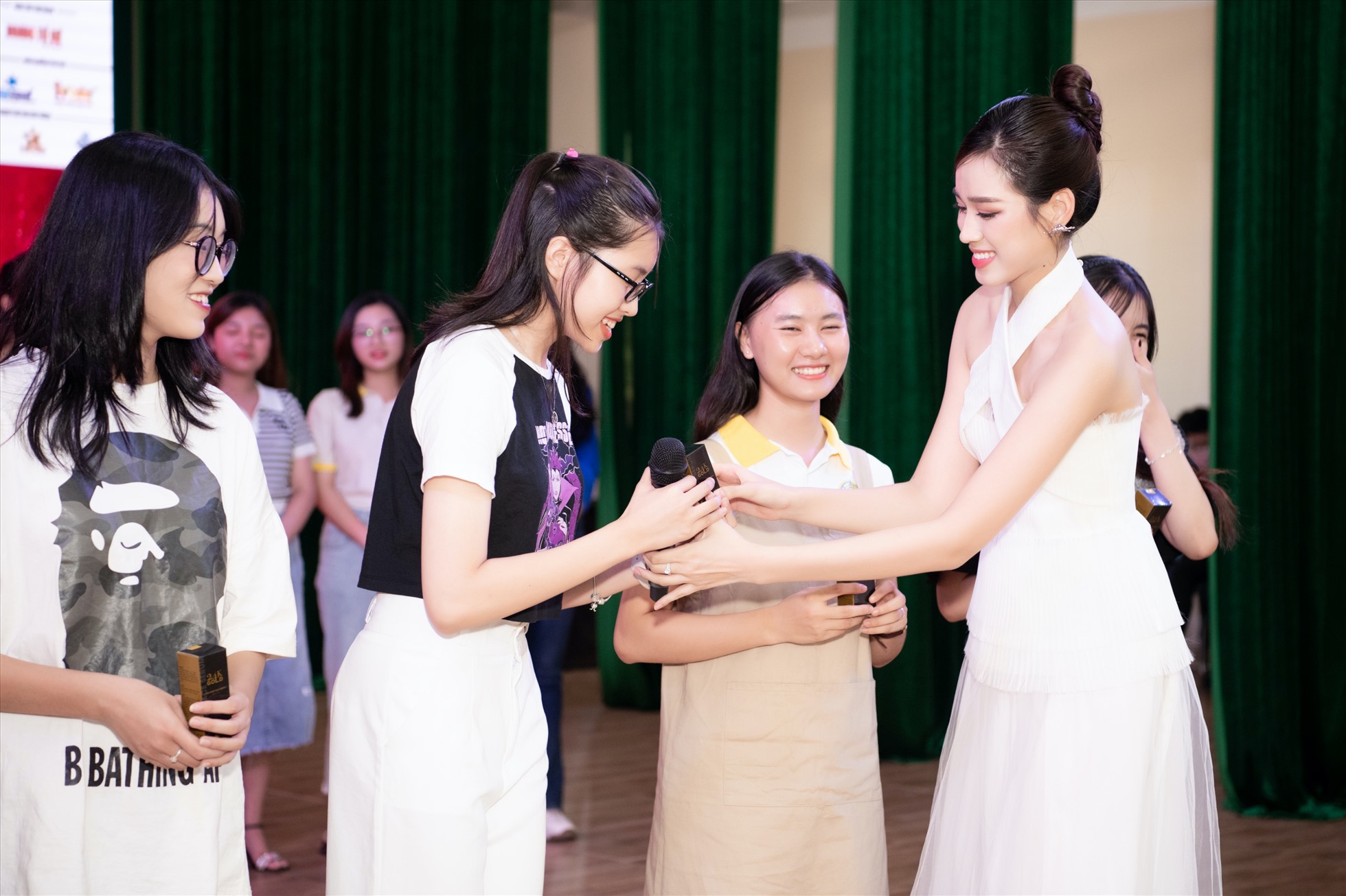 Ngoài những hoạt động truyền cảm hứng, BTC “Hoa hậu Việt Nam 2022” cũng đã dành tặng 10 suất học bổng đến những sinh viên có hoàn cảnh khó khăn, hiếu học. Ảnh: NSCC.