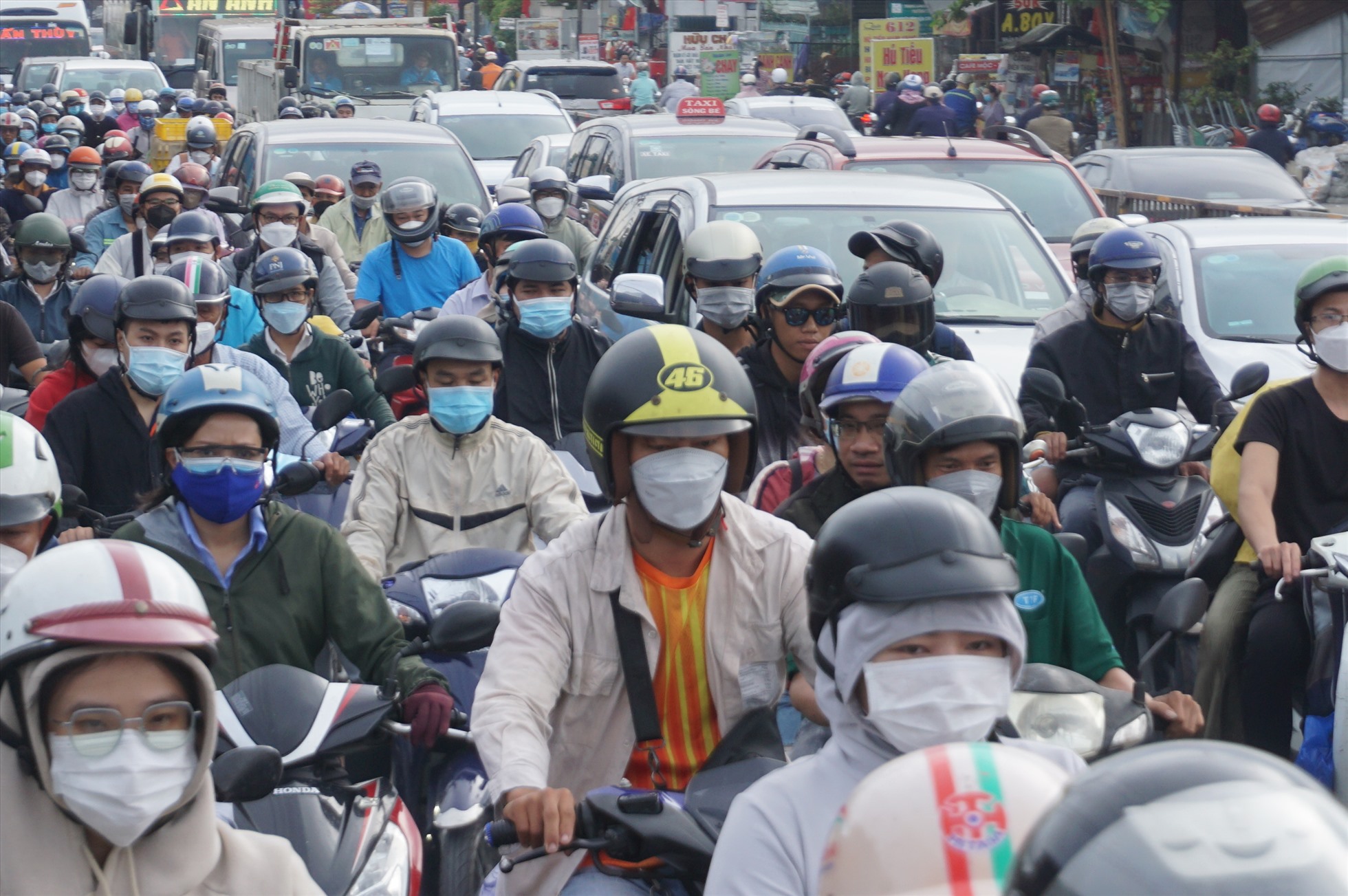 Có thời điểm, xe máy, xe khách, ôtô con ùn ứ kéo dài hơn 2 km đoạn từ cầu vượt Bình Phước đến cầu Đúc Nhỏ. Cao điểm sáng, hàng nghìn xe máy từ Bình Dương, Thành phố Thủ Đức phải len lỏi giữa các khoảng hở, di chuyển chậm chạp vào trung tâm TPHCM.