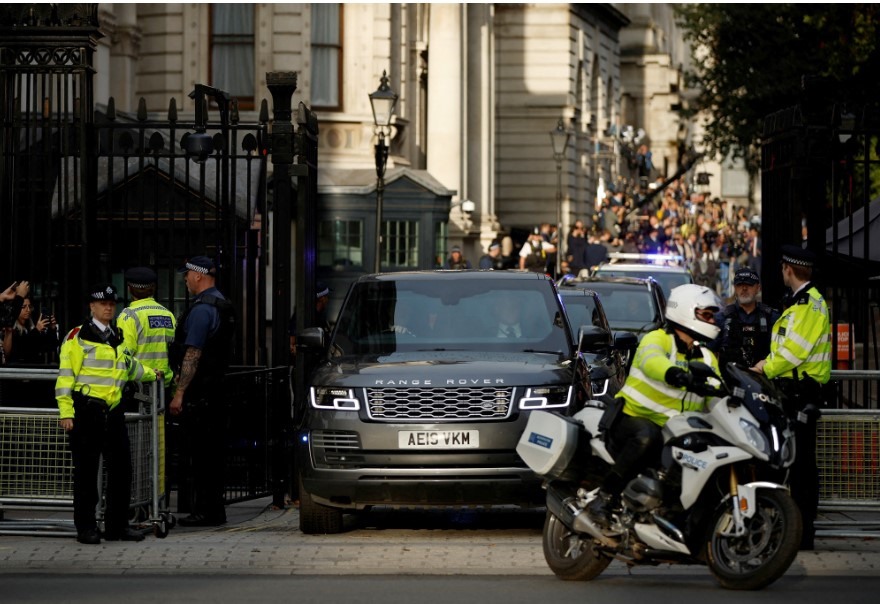 Đoàn xe chở Thủ tướng Anh Boris Johnson rời phố Downing ngày 6.9. Ảnh: John Sibley