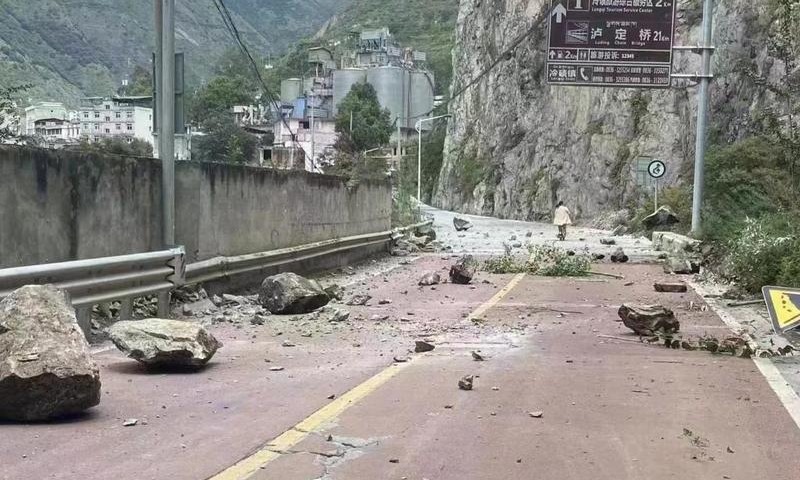 Sạt lở đất đá ở huyện Lude sau trận động đất mạnh 6,8 độ richter ngày 5.9.2022. Ảnh: Tân Hoa Xã