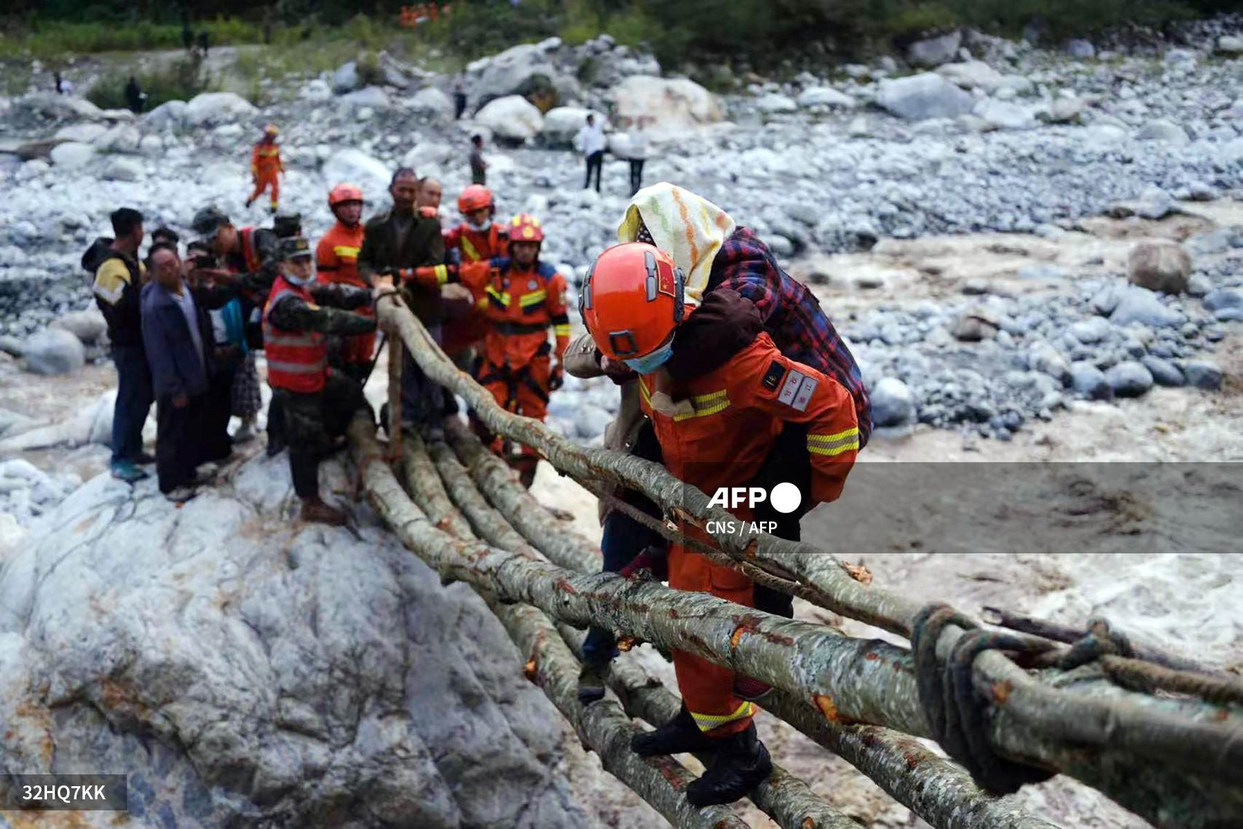 Cứu hộ sau động đất ở huyện Lô Định. Ảnh: AFP