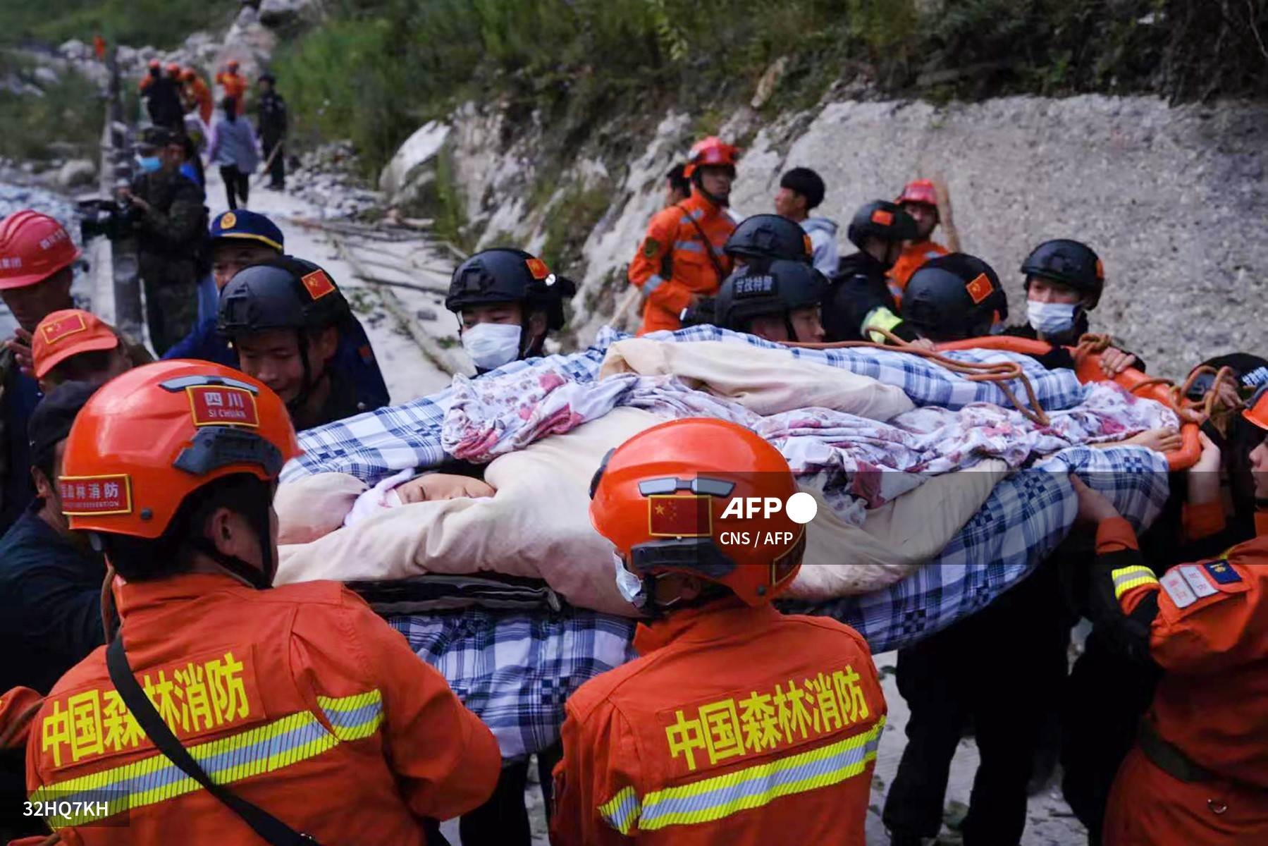 Cứu hộ sau động đất ở huyện Lô Định. Ảnh: AFP