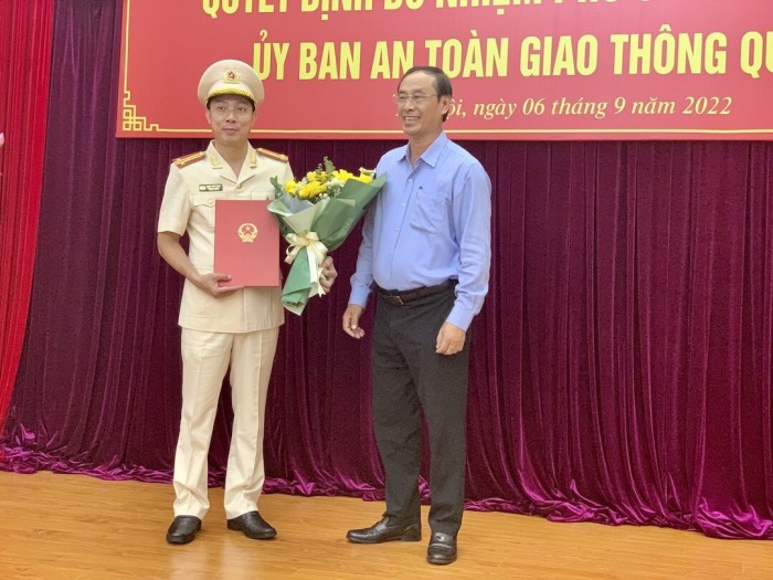 Thứ trưởng Bộ GTVT Lê Đình Thọ trao quyết định Phó Chánh Văn phòng Uỷ ban ATGT Quốc gia cho Thượng tá Phạm Việt Công. Ảnh: GT