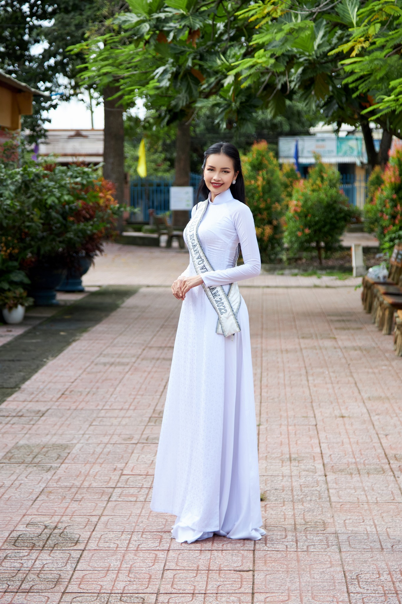 Hoa hậu Ngọc Châu xuất hiện trong tà áo dài trắng tinh khôi và ghé thăm buổi lễ khai giảng của những ngôi trường cô từng theo học tại Tây Ninh. Lần lượt là Trường Tiểu học Lương Định Của, Trường THCS Tân Hưng và Trường THPT Tây Ninh. Ảnh: NSCC.