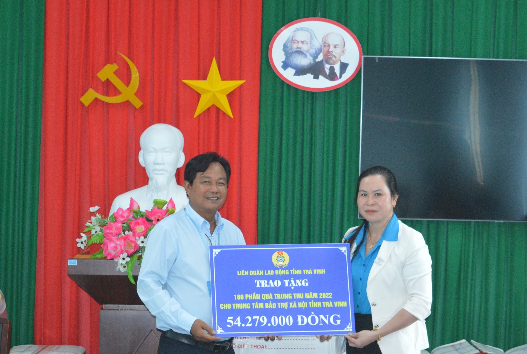 Chủ tịch LĐLĐ tỉnh Trà Vinh Thạch Thị Thu Hà trao bảng tượng trưng cho Giám đốc Trung tâm Bảo trợ xã hội tỉnh Trà Vinh. Ảnh: Trí Dũng