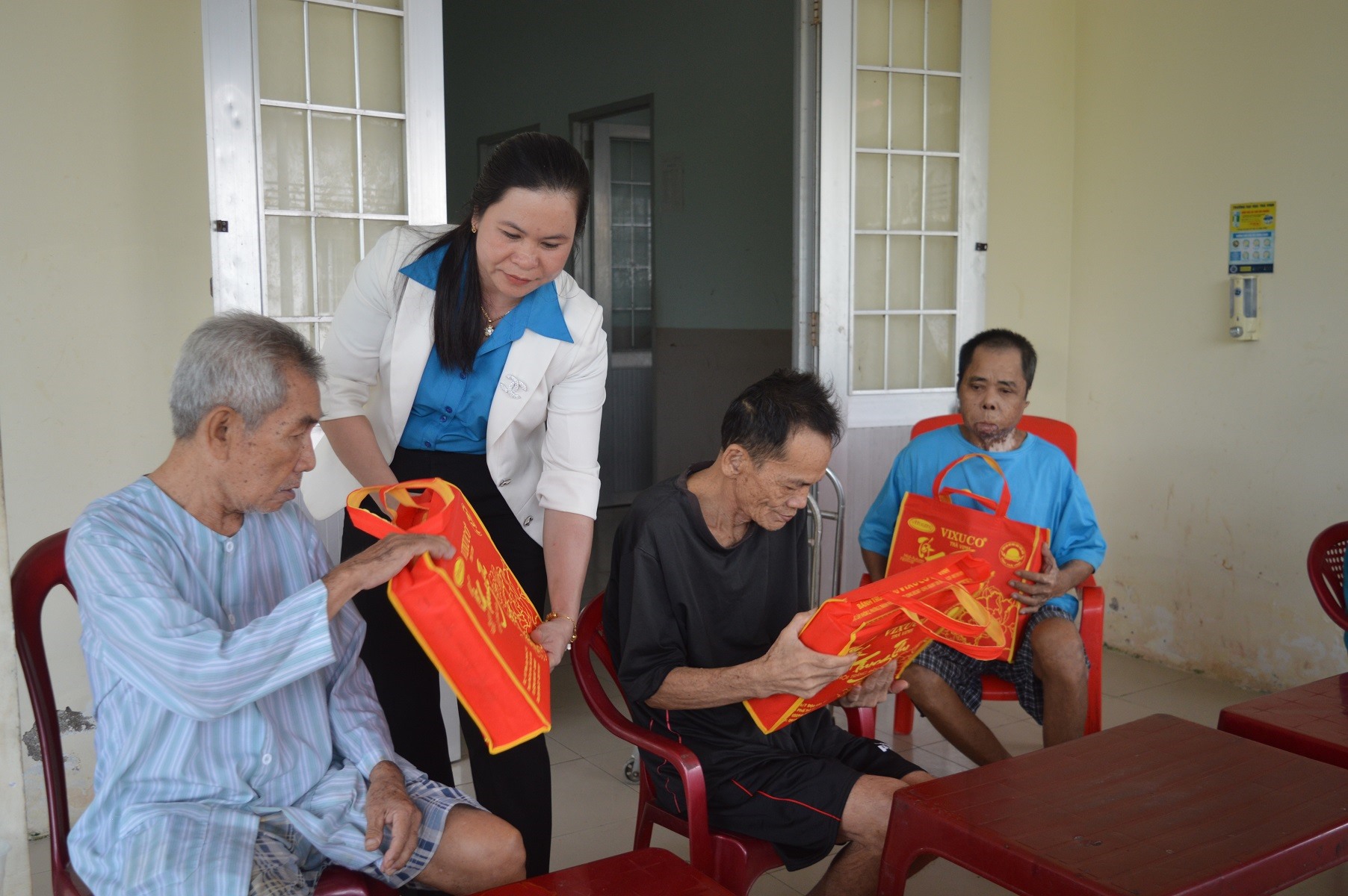 Chủ tịch LĐLĐ tỉnh Trà Vinh trao quà cho người già neo đơn đang được chăm sóc tại Trung tâm Bảo trợ xã hội. Ảnh: Trí Dũng