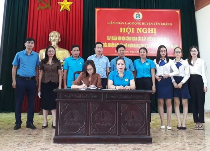 Đại diện lãnh đạo LĐLĐ huyện Yên Khánh ký thỏa thuận hợp tác với Ngân hàng Thương mại cổ phần Bưu điện liên việt. Ảnh:NT