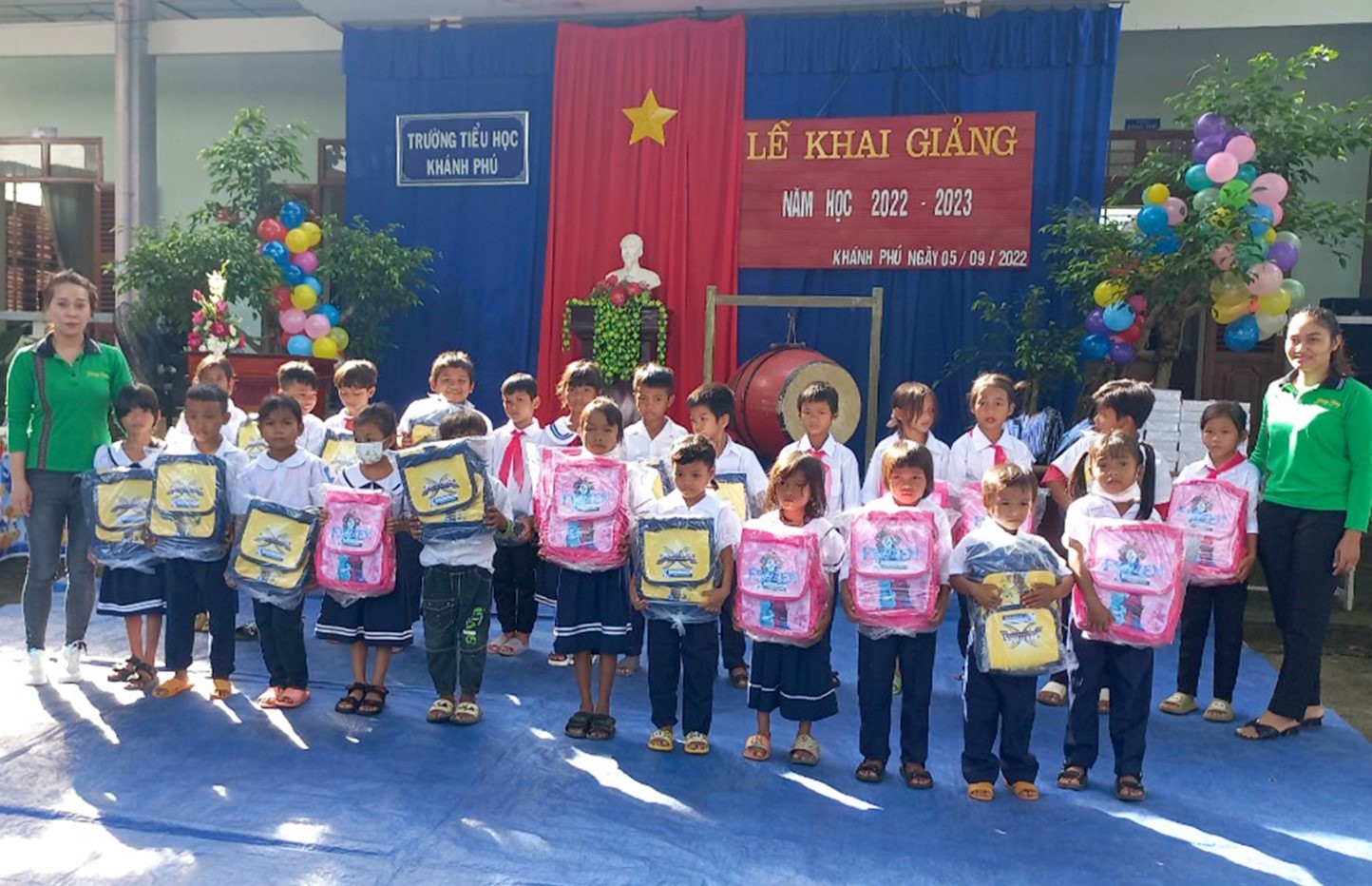 Đại diện CĐCS và Chi đoàn Công viên Du lịch Yang Bay tặng quà cho các em học sinh tại trường Tiểu học Khánh Phú (H. Khánh Vĩnh, Khánh Hòa).