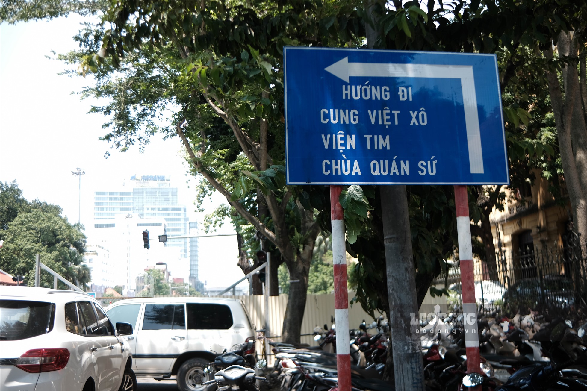 Xung quanh khu vực này, các bảng chỉ dẫn đường đi và trên các thanh chắn đã được trang bị thêm đèn tín hiệuđã được lắp đặt để đảm bảo người dân có thể tham gia giao thông thuận tiện nhất.
