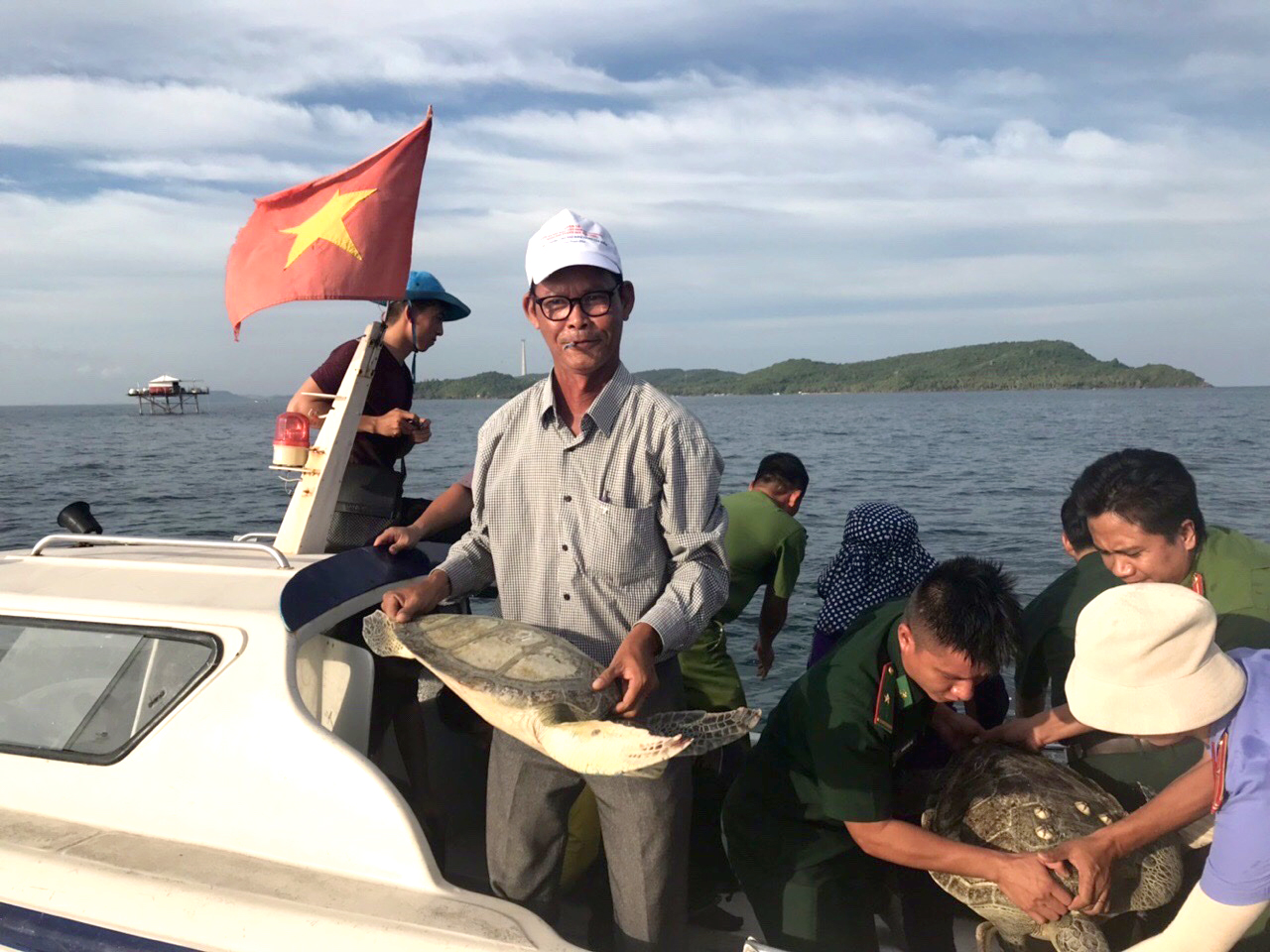 Theo xác nhận của ông Huỳnh Quang Hưng, Chủ tịch UBND TP. Phú Quốc, không chỉ đầu tư nuôi cấy san hô, thời gian qua, ông Hồ Phi Thủy còn thả hơn 4 triệu con trai và nhiều rùa biển về với biển. Chỉ riêng đầu tư này đã lên đến trên 20 tỷ đồng.