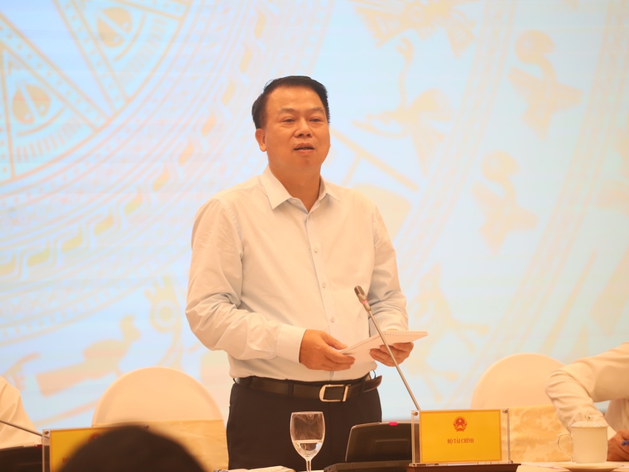 Thứ trưởng Bộ Tài chính Nguyễn Đức Chi trả lời tại họp báo.