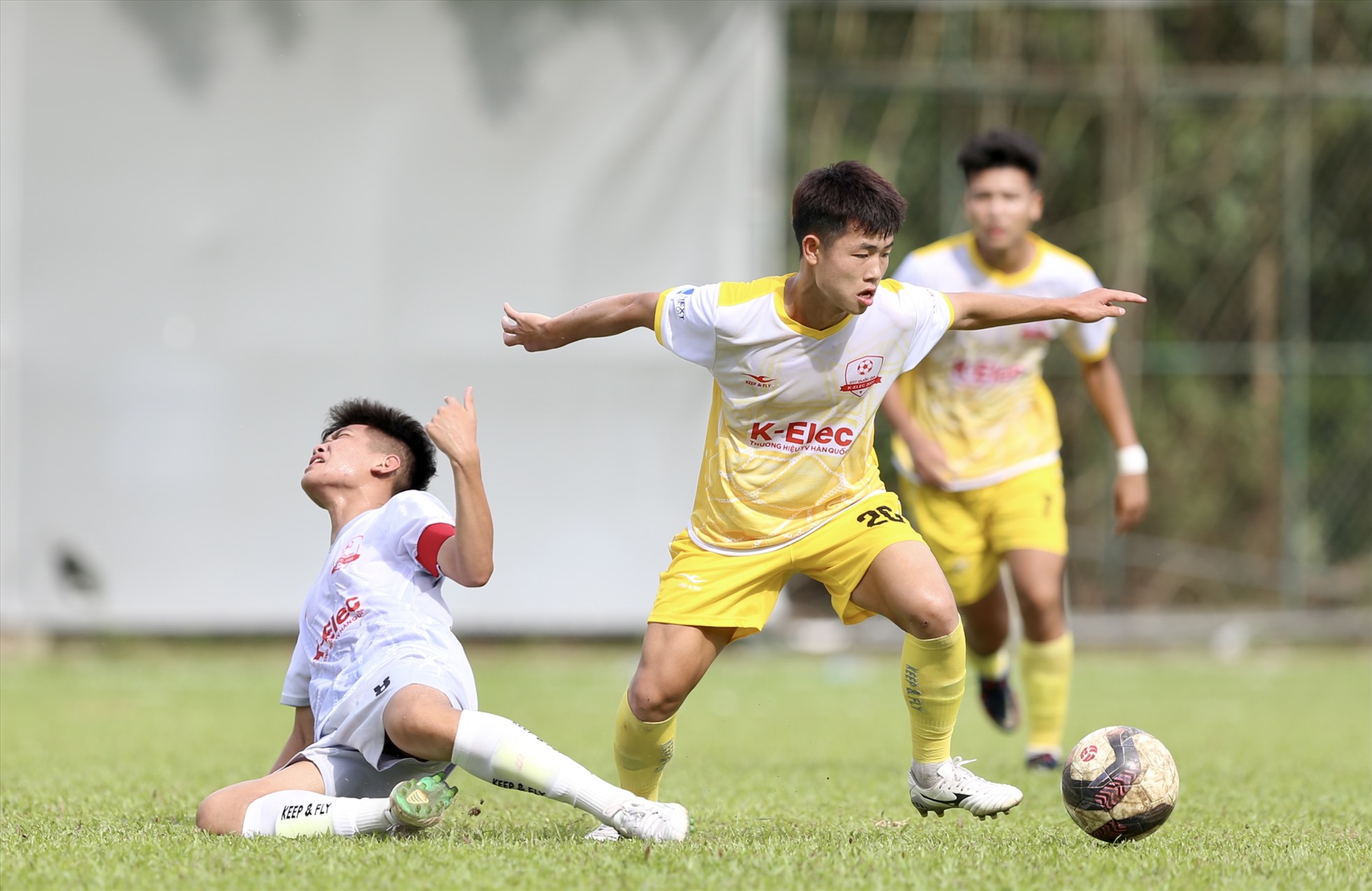 U17 Sông Lam Nghệ An (áo vàng) gặp nhiều khó khăn trước U17 Bình Phước. Ảnh: VFF