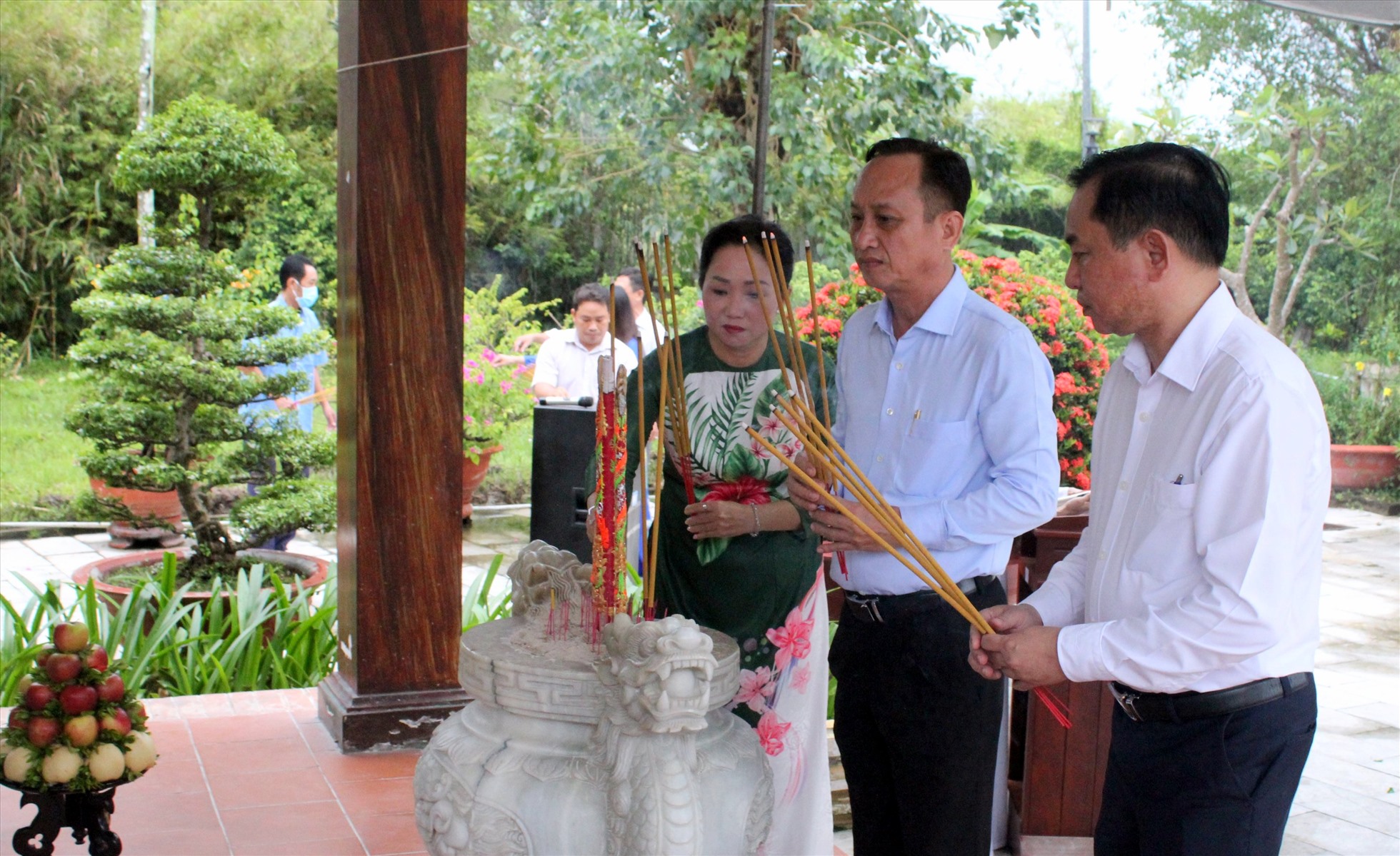 Chủ tịch UBND tỉnh Bạc Liêu (đứng giữa) thắp hương tại mộ nhạc sĩ Cao Văn Lầu. Ảnh: Nhật Hồ