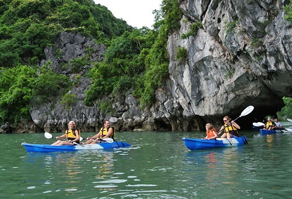 Chèo thuyền kayak là một trải nghiệm thú vị ở Hạ Long. Ảnh: Du lịch Hạ Long