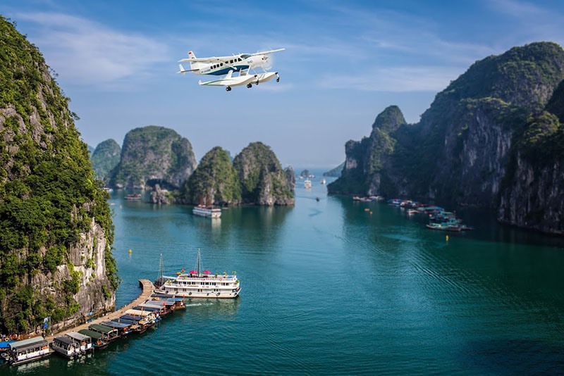 Bay thủy phi cơ ngắm Vịnh Hạ Long. Ảnh: Du lịch Hạ Long