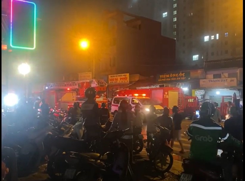 Hai xe cấp cứu chạy đến hiện trường vụ cháy. Ảnh: Đ.T