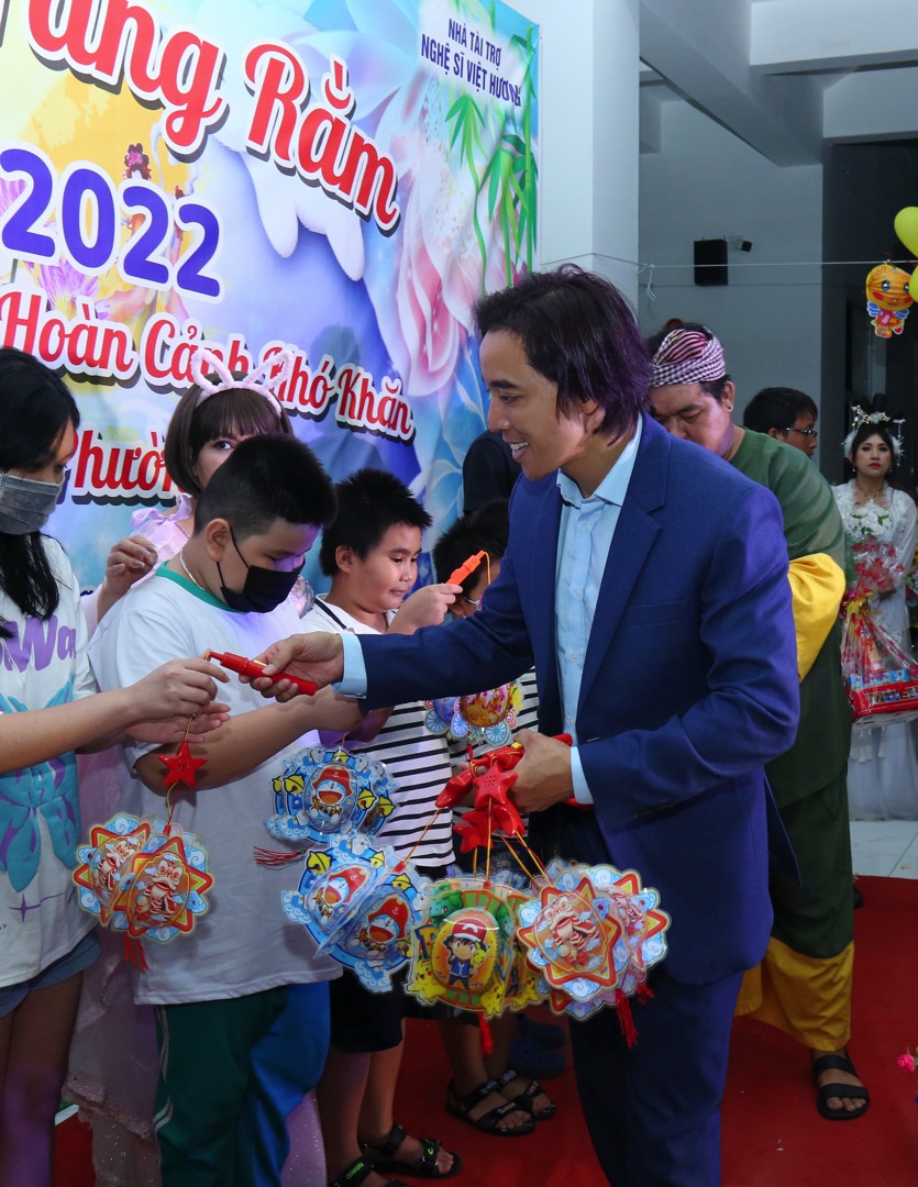 Tại chương trình, vợ chồng Việt Hương tặng 600 chiếc bánh Trung thu, đồng thời trao cho các em nhỏ hàng trăm chiếc đèn lồng đủ các màu sắc kiểu dáng được chuẩn bị tỉ mỉ.Ảnh: NSCC.
