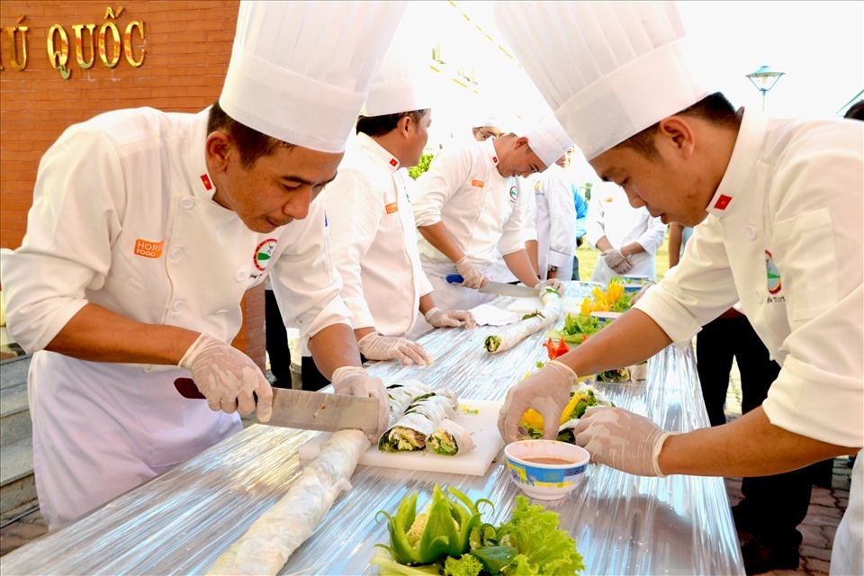 Đầu bếp không chỉ chế biến mà còn phải trang trí món ăn sao cho đẹp mắt. Ảnh: LT